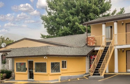 Berea House | Budget-friendly Accommodation! Pet-friendly, Free Parking, Near Lincoln Hall!