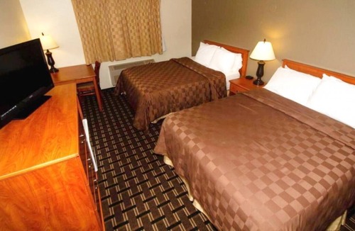 Kellogg House | Budget-Friendly Vacation! Swimming Pool and Hot Tub, Gym, Free Parking!