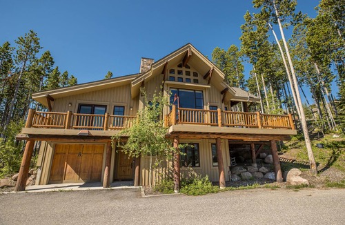 Big Sky House | Bulldogger Basin Lodge a ski in and out property in Moonlight