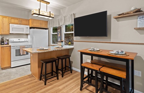 West Hills House | Bungalow By the Bay Saltwater Retreat For 6 guests