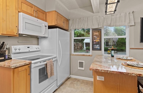 West Hills House | Bungalow By the Bay Saltwater Retreat For 6 guests