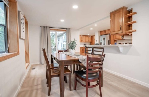 Burien House | Burien's 3-BR Middle Unit Retreat with Deck BBQ