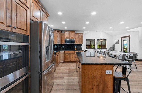 Harbor Village Cabin | Burly Bear | Sleeps 34, Hot Tub, Sauna, Games, Tennis, Pool & More!