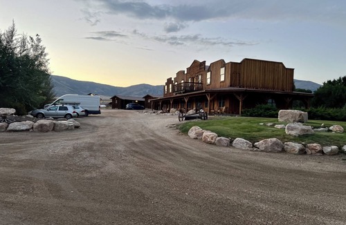Almo Cabin | Cabin 10 Deluxe Lrg 2 Story at the Almo Inn near City of Rocks/Castle Rock Idaho