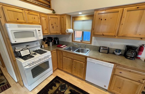 Ashland House | Cabin #14 at Hyatt Lake Resort