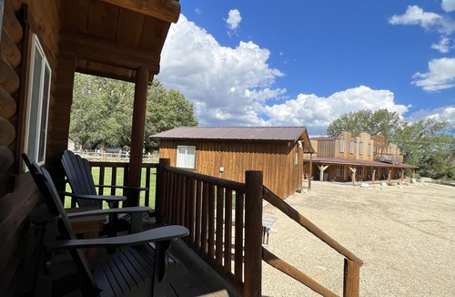Almo Cabin | Cabin 8 at the Charming Rustic Almo Inn near City of Rocks and Castle Rock Park