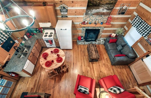 Sevierville Cabin | Cabin-king master, 2 bath, private loft w/queen & twin, HOT TUB, flat driveway