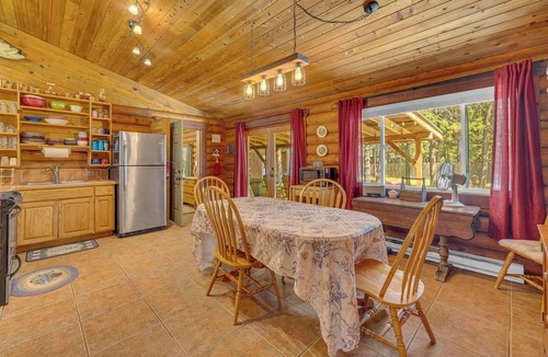 Oregon Water Wonderland Cabin | Cabin near Sunriver, Hot tub, fenced yard, pets ok