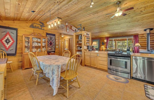 Oregon Water Wonderland Cabin | Cabin near Sunriver, Hot tub, fenced yard, pets ok