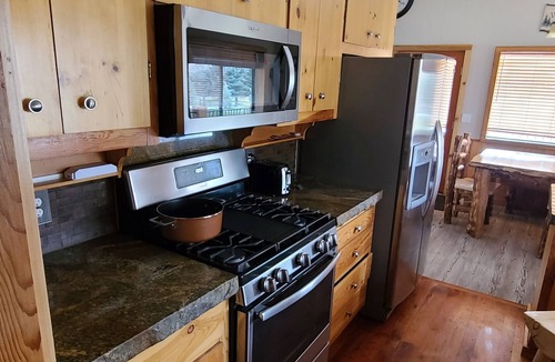 Irwin Cabin | Cabin on Creek W/fire pit close to Ski, boat, fishing, Hike with large game room