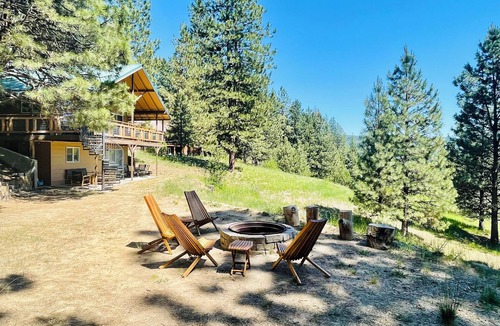 Garden Valley Cabin | Cabin on the Golf course~Hot Springs~Pickleball~Pet Friendly!