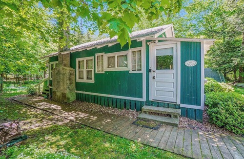 Frankfort House | Cabin-style cottage w/full kitchen, wood-burning fireplace, and full WiFi