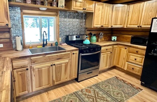 Island Park Cabin | Cabin Trailer Parking *HOT TUB*dog friendly, EV
