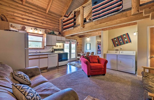 Spanish Valley Cottage | Cabin w/Fire Pit, Views & Bbq: 18 Mi to Moab!