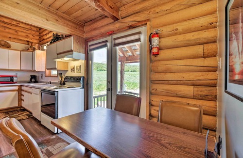 Spanish Valley Cottage | Cabin w/Fire Pit, Views & Bbq: 18 Mi to Moab!