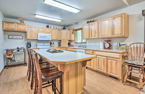 Klamath Falls Cabin | Cabin w/Hot Tub, By Crater Lake Nat'l Park!