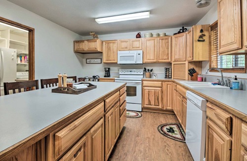 Klamath Falls Cabin | Cabin w/Hot Tub, By Crater Lake Nat'l Park!