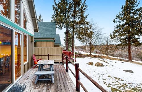 Klamath Falls House | Cabin w/Mountain Views & Shared Pool & Hot Tub