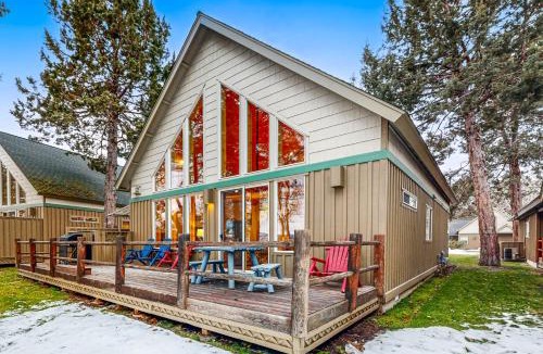 Klamath Falls House | Cabin w/Mountain Views & Shared Pool & Hot Tub