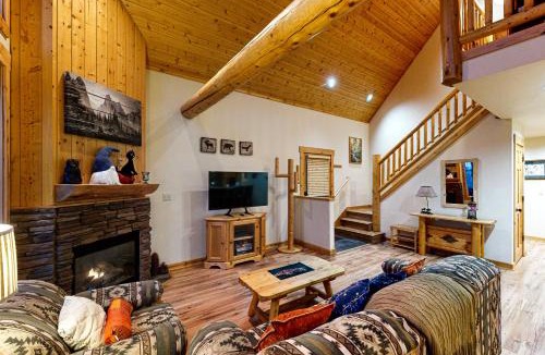 Klamath Falls House | Cabin w/Mountain Views & Shared Pool & Hot Tub