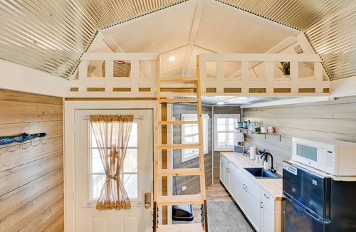 Austinville Apartment | Cabin w/Trail & Pond Access in Steamboat Rock!