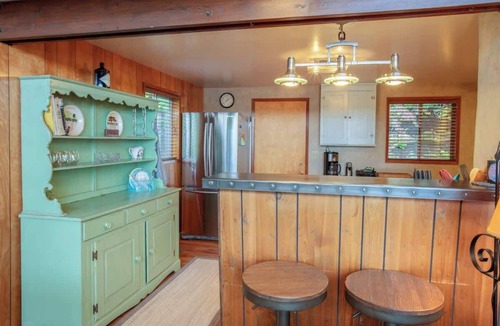 Sagle House | Cabin With Hot Tub And Private Dock in Bottle Bay