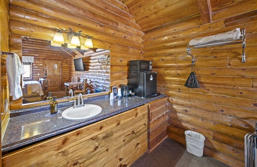 Tropic Cabin | Cabin with King Bed at Bryce Canyon Log Cabins
