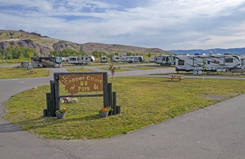Anaconda Cabin | Cabin with Living Area, Kitchen, and Scenic Outdoors Ideal for Nature Seekers