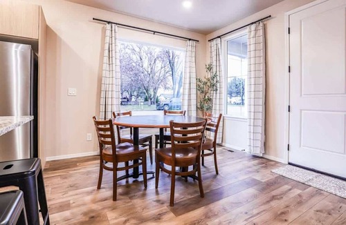 Caldwell Condo | Caldwell Townhome Near Downtown | Sleeps 10 | King Bed