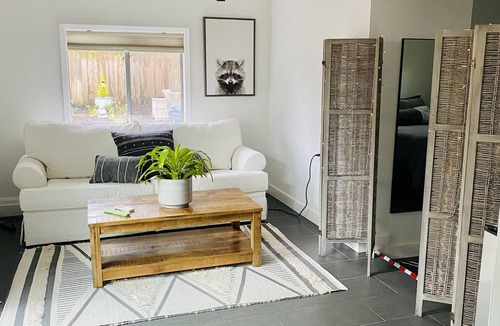 Portland House | Calm and Quiet 1-Bedroom, 1 Bath Guest Suite in NP, Fast Wi-Fi, Garden Oasis