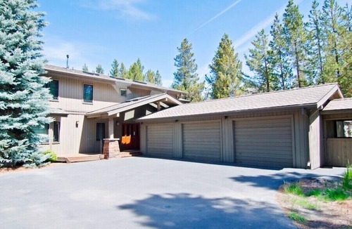 Sunriver House | Calm River Oasis with Access to The Cove