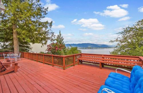 Sandpoint House | Calm Waters Lakeside Cabin