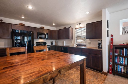 Dover Bay House | Canam Cabin - 3 Bedroom 3 Bath Parkside Bungalow