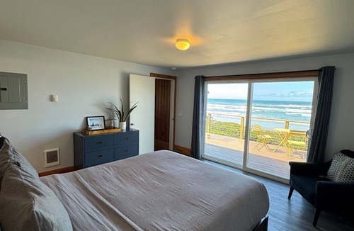 Waldport Cottage | Cape Cod Cottages #2: Oceanfront with hot tub!