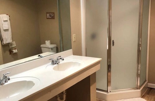 Kerby Condo | Caramella Room at Kerbyville Inn