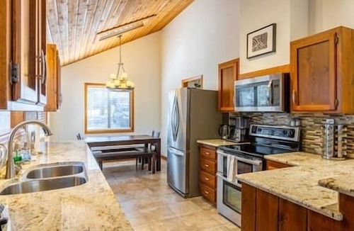 Sunriver Cabin | Carefree Cabin · Family/Pets/AC/Hot tub/Fireplace/SHARC/Village