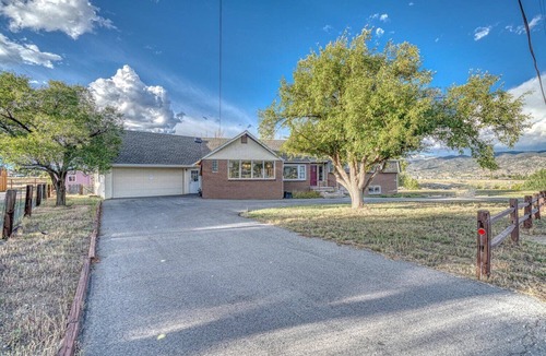 Salida House | Casa Commodore ~ Paddles, Pups & Proximity!