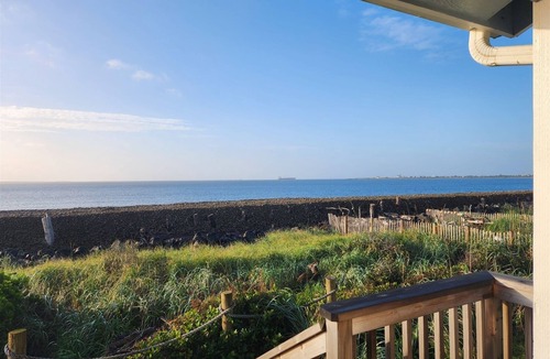 Ocean Shores House | Casa de Playa-Beachfront Cottage