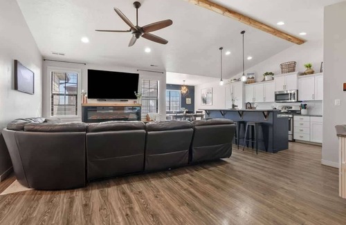 Caldwell House | Casa Grande – Hot Tub, Game Room & Sleeps 16 Near Boise