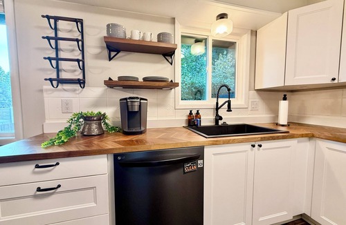 Tigard House | Casa Retreat, Pet-Friendly, Gourmet Kitchen
