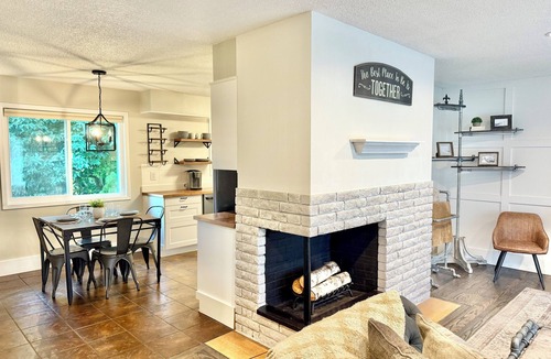 Tigard House | Casa Retreat, Pet-Friendly, Gourmet Kitchen
