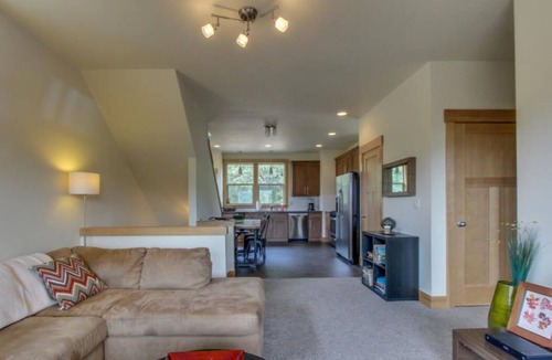 White Salmon House | Casa Roja - Mt Hood view townhome in the heart of White Salmon