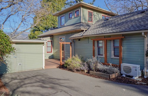 Ashland House | Casa Soleil: Luxurious Cottage Steps Away from Downtown Ashland