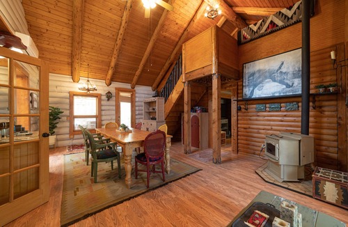 Three Rivers House | Cascade Basecamp, Fully Fenced/Hot Tub/Pet Friendly!