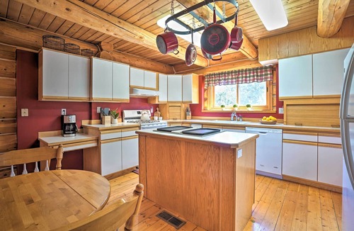 Bend Cabin | Cascade Mtn Views! Pet-Friendly Bend Log Cabin