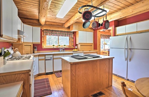 Bend Cabin | Cascade Mtn Views! Pet-Friendly Bend Log Cabin