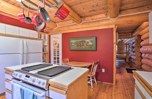 Bend Cabin | Cascade Mtn Views! Pet-Friendly Bend Log Cabin
