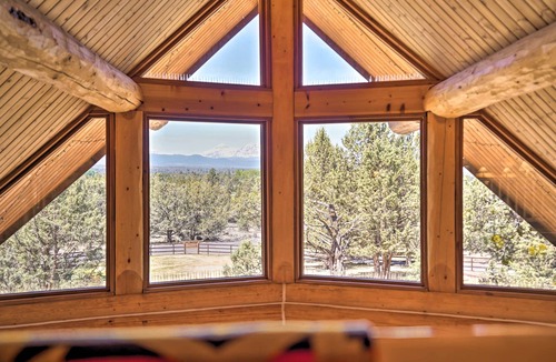 Bend Cabin | Cascade Mtn Views! Pet-Friendly Bend Log Cabin