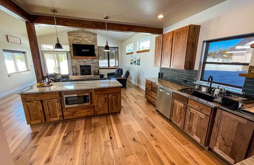 Donnelly House | Cascade Pines Lake House - Mountain Views - Sauna - EV Charger