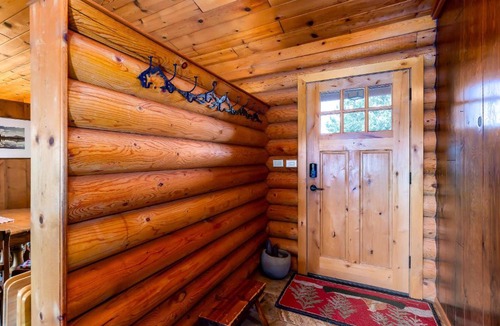 Bend House | Cascade View Log Cabin Cozy Mountain Escape on over 2 Acres Dog Friendly